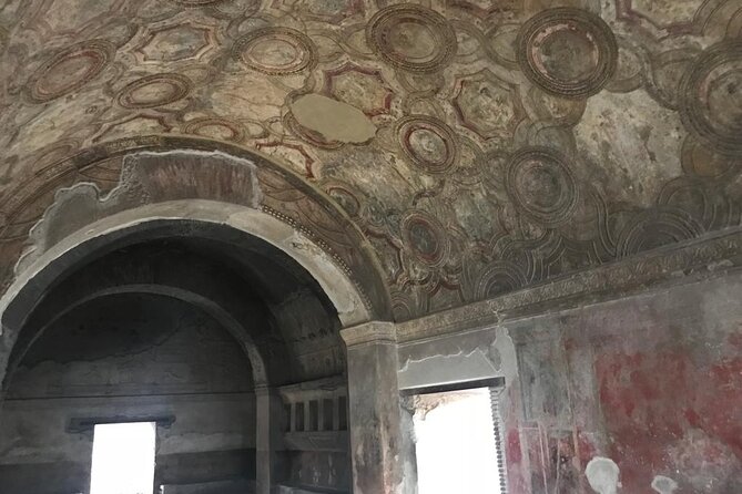 Pompeii Small Group Guided Tour with Skip-the-line Admission - What the guide adds to the experience