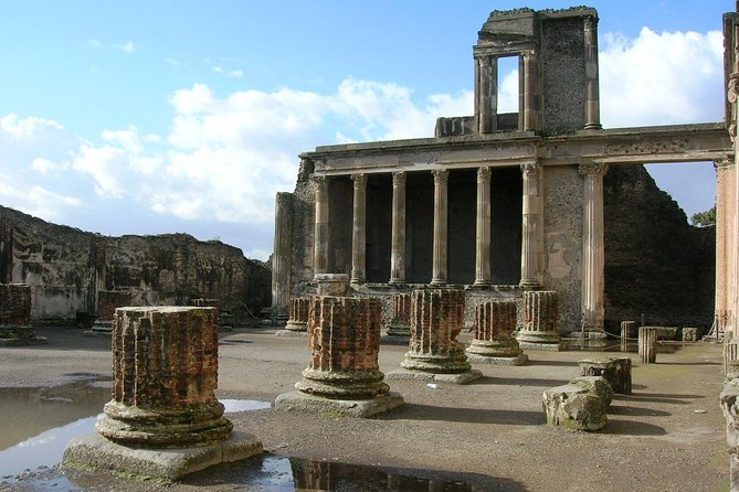Pompeii Small Group Tour with an Archaeologist - Walking Pompeii’s original streets