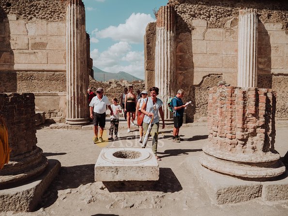 Pompeii Small Group Tour with an Archaeologist - House of Menander and Roman domestic life