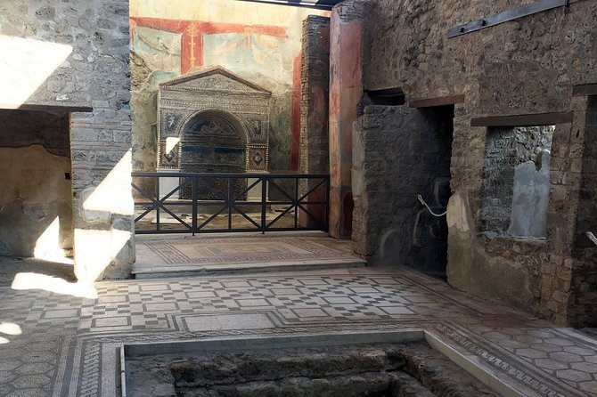 Pompeii with an archaeologist, small group!!! - Shops, baths, and the working city