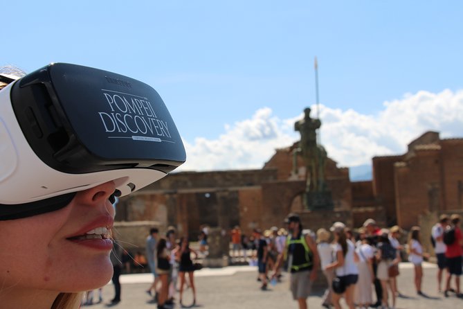 Private Guided Tour and VR Headsets in the Ancient Pompeii - Walking through the archaeological park
