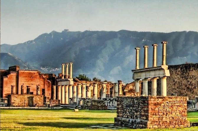 Private Guided Tour of Pompeii. Sunset Tour - Via dell’Abbondanza and daily life