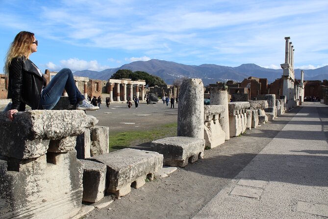 Private half-day tour with expert guide in the archaeological site of Pompeii - Teatro Grande and the feel of public entertainment