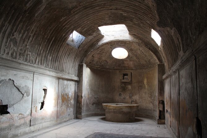 Private half-day tour with expert guide in the archaeological site of Pompeii - Via dell’Abbondanza, Pompeii’s main street