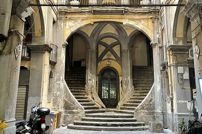 Private tour of Naples with street food tasting - The major decumanus and Via dei Tribunali