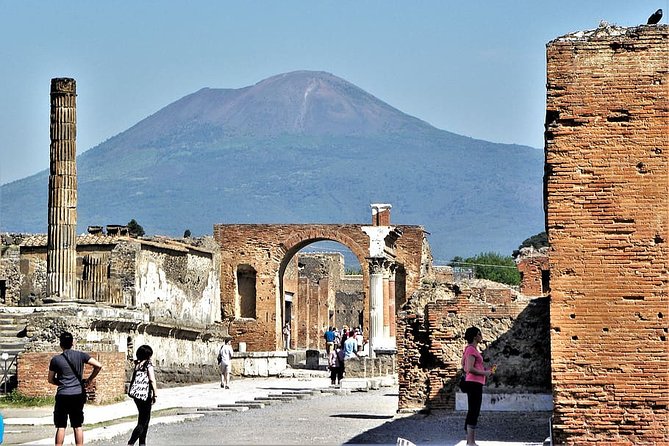 Private Tour of Pompeii with official tour guide and skip the line tickets - What the guides add to the experience