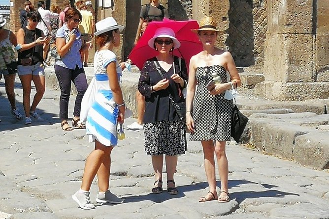 Private tour of the Pompeii excavations - Entering the excavations with Gabriella