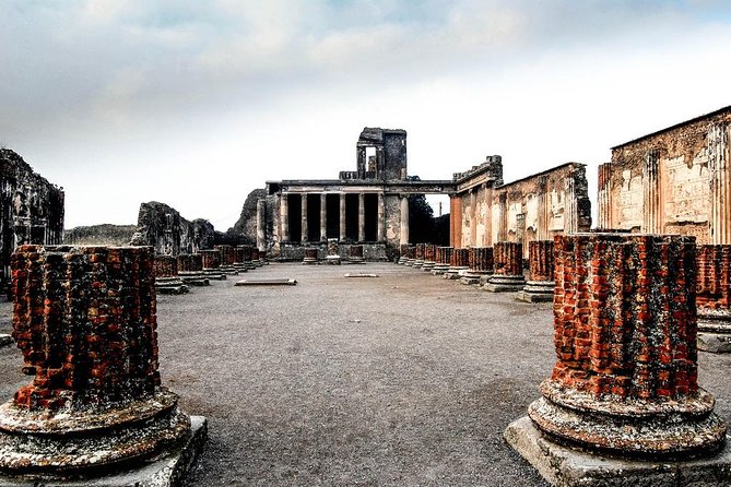 Private Tour Rome to Pompeii in private vehicle or fast train - Choosing between a private car and the train