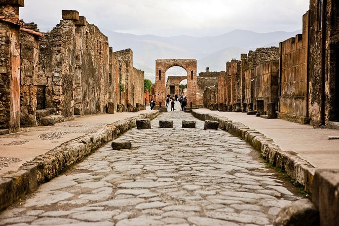 Private tour to Pompeii Herculaneum and Vesuvius - Herculaneum in two hours: smaller, sharper, and often easier to read