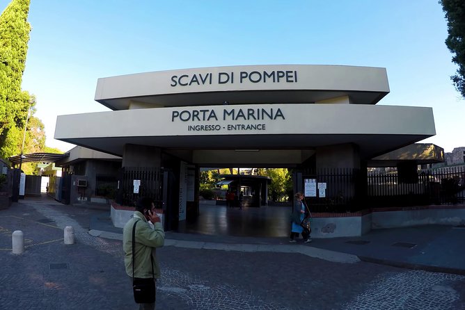 Private Transfer Naples to Sorrento with option of a Stop in Pompeii - What the private car is like