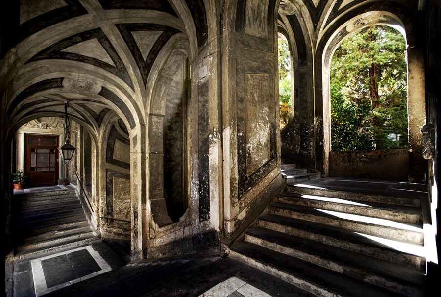 Rione Sanità tour among baroque, revival, street art & food - Palaces with two very different stories