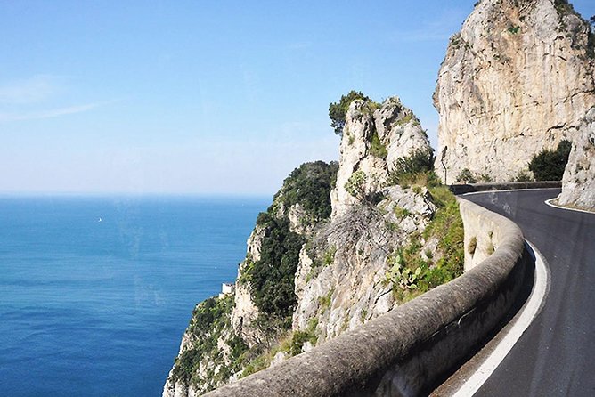 Scooter rental on the Amalfi Coast - Safety, helmets, and riding confidence