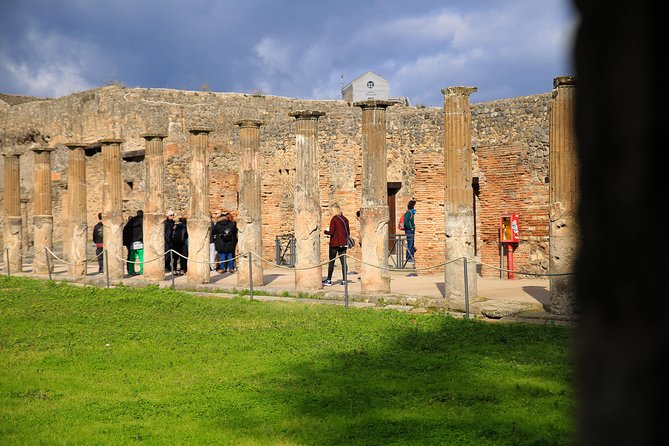 Skip-the-lines Private Tour of Pompeii Including the Theatre the Forum and all Highlights - Via dell’Abbondanza: Pompeii’s main artery