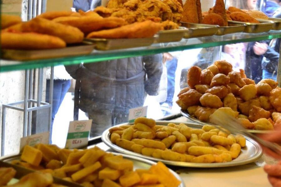 Street food tour: the Neapolitan culinary art - Fried food, from frittatina to fish cuoppo