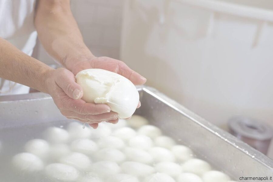 Street food tour: the Neapolitan culinary art - Pastries shaped by Bourbon-era Naples