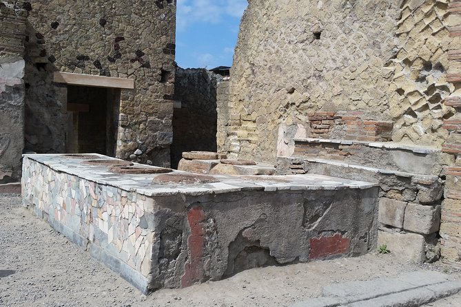 Tour in the ruins of Herculaneum with an archaeologist - Walking through the two-hour archaeological visit