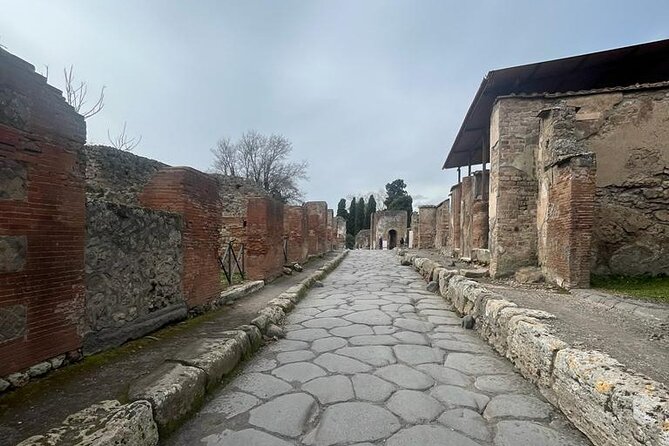 Tramvia Napoli Daily Trip to Pompeii Ruins - The ride from Naples to Pompeii