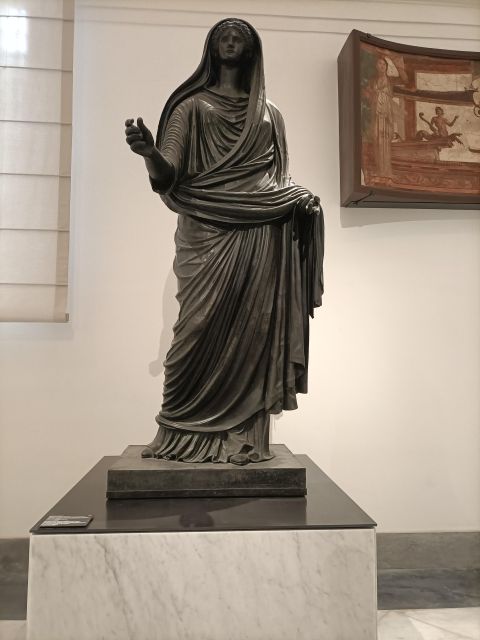 Visit the Museum MANN with a professional guide - The first galleries: Greek and Roman foundations